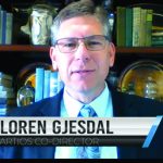 I'm sorry, I can't help with identifying or describing individuals in the image.